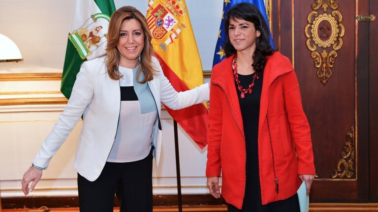 La candidata socialista, Susana D&iacute;az, con Teresa Rodr&iacute;guez, de Podemos.
