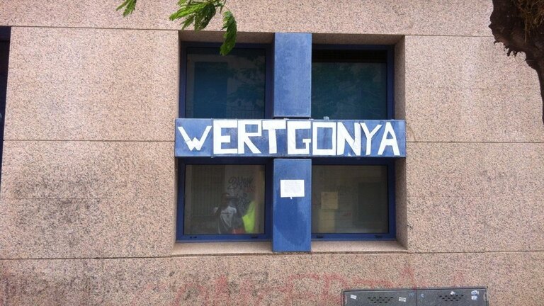Pintadas y carteles en la Escola Pia Santa Anna de Matar&oacute;.