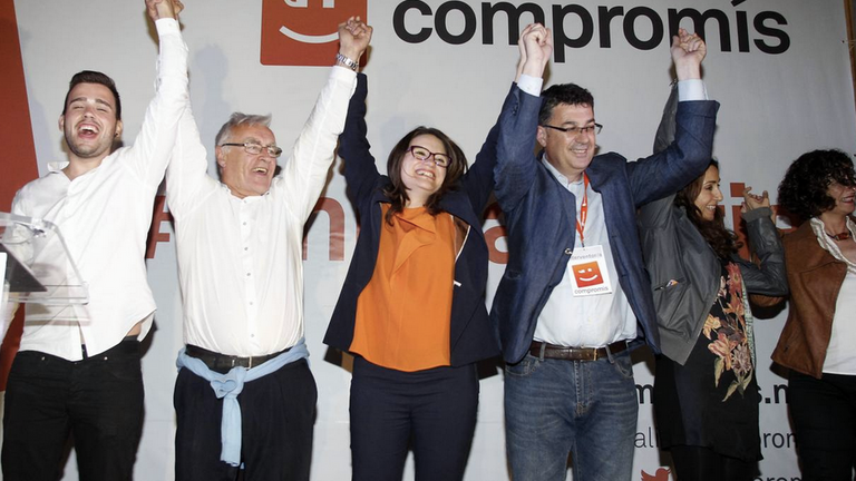 M&oacute;nica Oltra y otros candidatos de Comprom&iacute;s celebran los resultados electorales.
