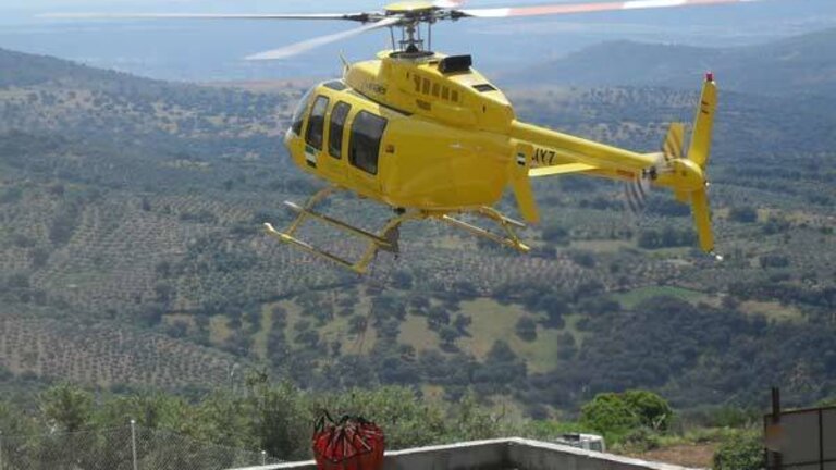 Helic&oacute;ptero contra incendios trabajando contra el fuego en los bosques de Extremadura