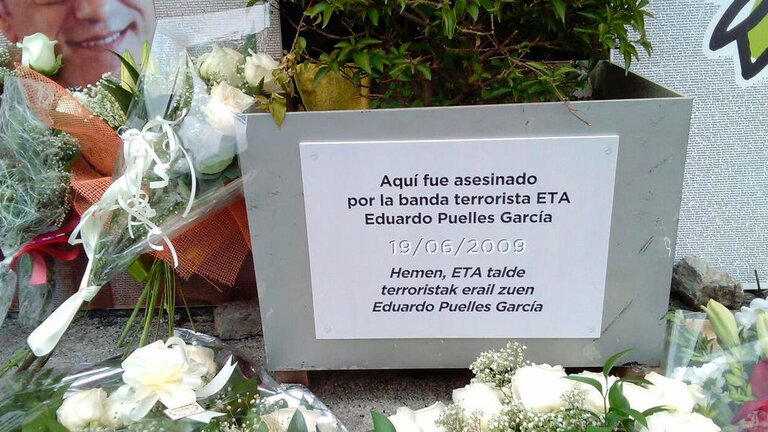 Placa en homenaje a Eduardo Puelles