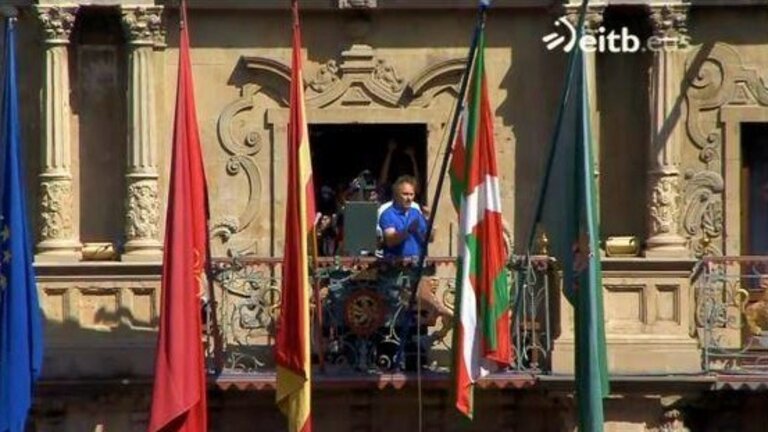 El alcalde de Pamplona, Jos&eacute; Antonio Asir&oacute;n (Bildu), coloca la ikurri&ntilde;a vasca en el balc&oacute;n del ayuntamiento.
