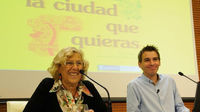 La alcaldesa de Madrid, Manuela Carmena, y el delegado de participaci&oacute;n ciudadana, Pablo Soto