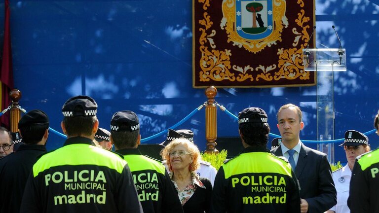 Manuela Carmena con la Polic&iacute;a Municipal.