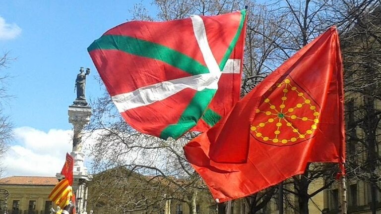 Manifestaci&oacute;n independentista con la ikurri&ntilde;a vasca y la bandera de Navarra.