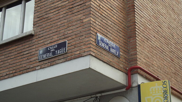 Esquina de las calles General Yag&uuml;e y General Varela en Madrid.
