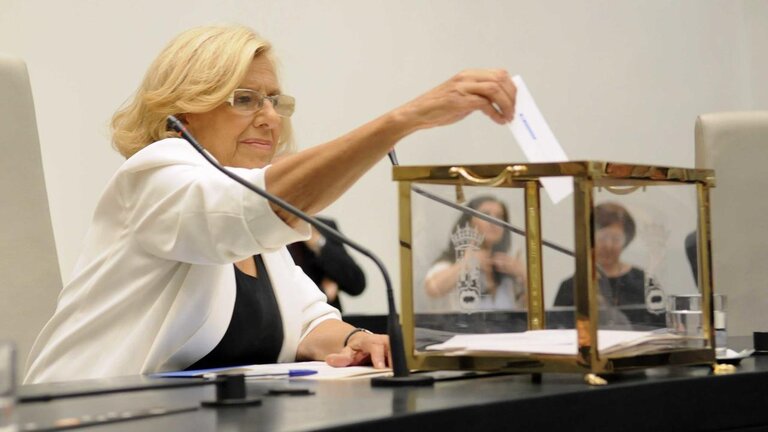 Manuela Carmena, en el pleno del ayuntamiento de Madrid.
