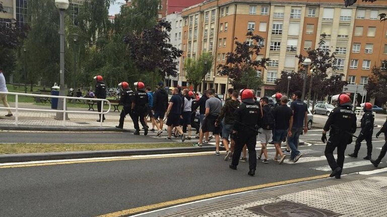 La Ertzaintza escolta a ultras de la pe&ntilde;a del Espanyol, RCDE Firm (Foto: Foro Ultras).