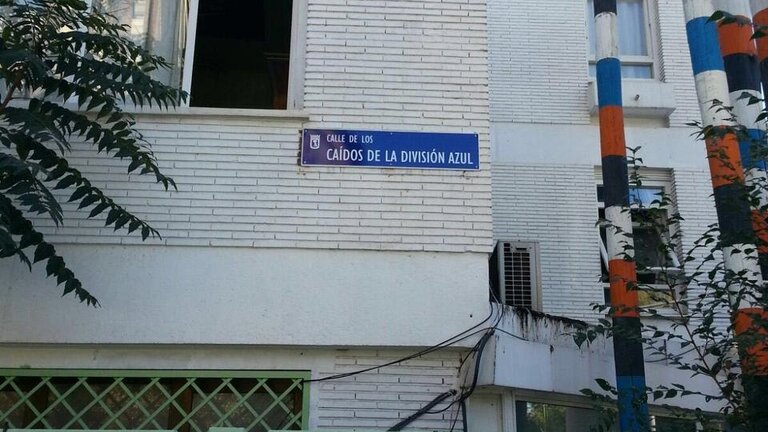 Nuevas placas colocadas en la calle de los Ca&iacute;dos de la Divisi&oacute;n Azul (Madrid).