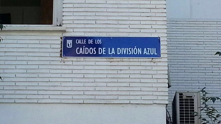 Nuevas placas colocadas en la calle de los Ca&iacute;dos de la Divisi&oacute;n Azul (Madrid).