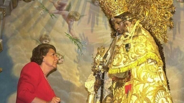 Rita Barber&aacute;, en una visita a la Virgen de los Desamparados.