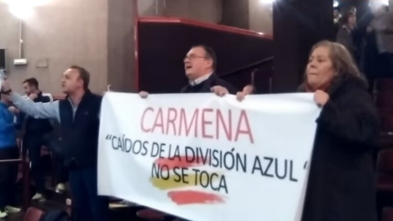 Protesta en la Junta de Distrito de Chamart&iacute;n contra la retirada de la calle Ca&iacute;dos de la Divisi&oacute;n Azul.