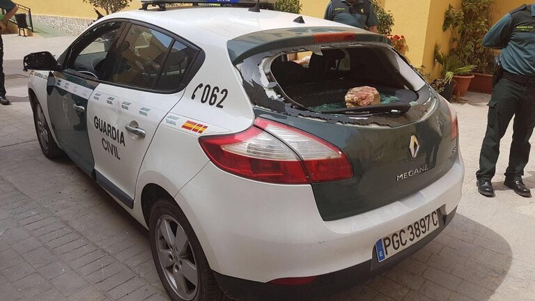 Coche de la Guardia Civil apedreado en La L&iacute;nea de la Concepci&oacute;n (C&aacute;diz).