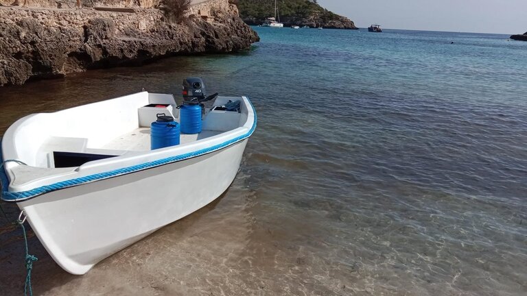 Patera arribada a la playa de s'Amarador de Santany&iacute;, Islas Baleares.