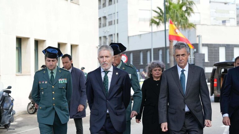 El ministro de Interior, Fernando Grande-Marlaska, dos d&iacute;as mas tarde acude a la Comandancia de la Guardia Civil de C&aacute;diz tras el asesinato de dos agentes en Barbate. 