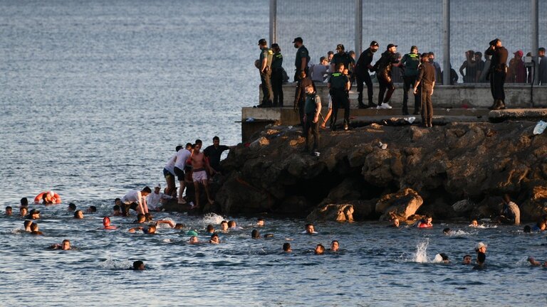 Entrada ilegal de inmigrantes en Ceuta por la playa del Tarajal en mayo de 2021. 