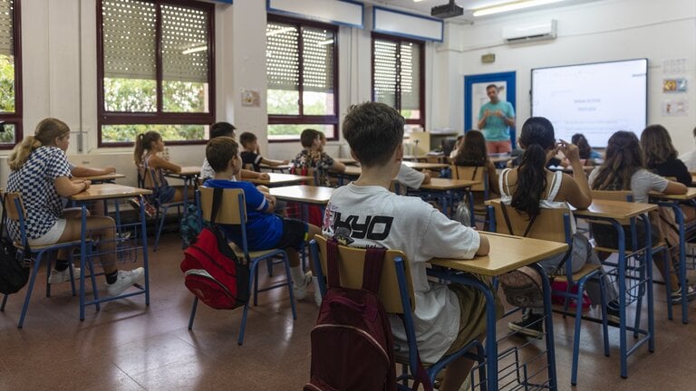 Alumnos del CEIP Escritor Alfonso Grosso durante el primer d&iacute;a de colegio. A 12 de septiembre de 2022, en Sevilla. (Foto: Mar&iacute;a Jos&eacute; L&oacute;pez / Europa Press)