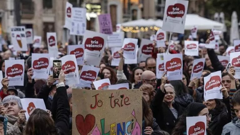 Miles de personas protestan en Valencia para exigir la anulaci&oacute;n de la consulta ling&uuml;&iacute;stica en la educaci&oacute;n valenciana. Foto: 
Rober Solsona, Europa Press.