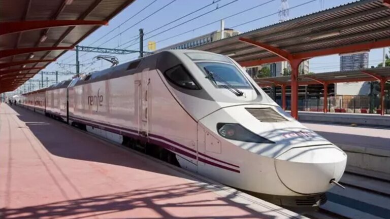 Un tren Alvia detenido en una estaci&oacute;n de ferrocarril. Ministerio de Transportes.