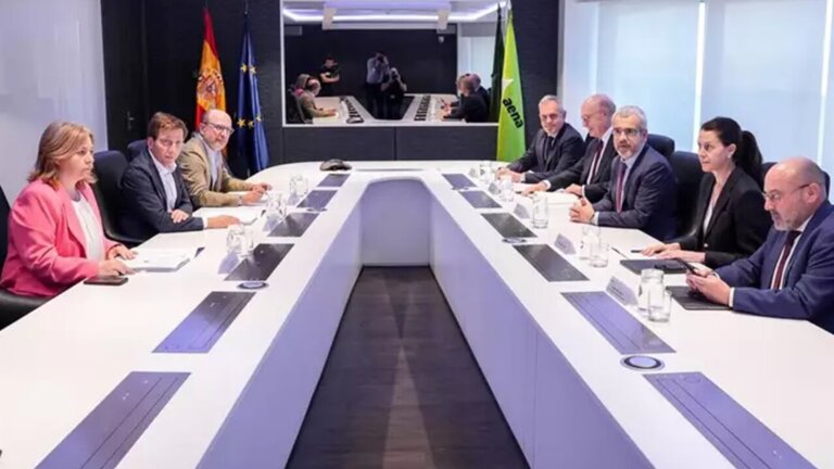 Encuentro del alcalde de Madrid, Jos&eacute; Luis Mart&iacute;nez-Almeida, con el presidente de Aena, Maurici Lucena. Imagen: Ayuntamiento de Madrid.
