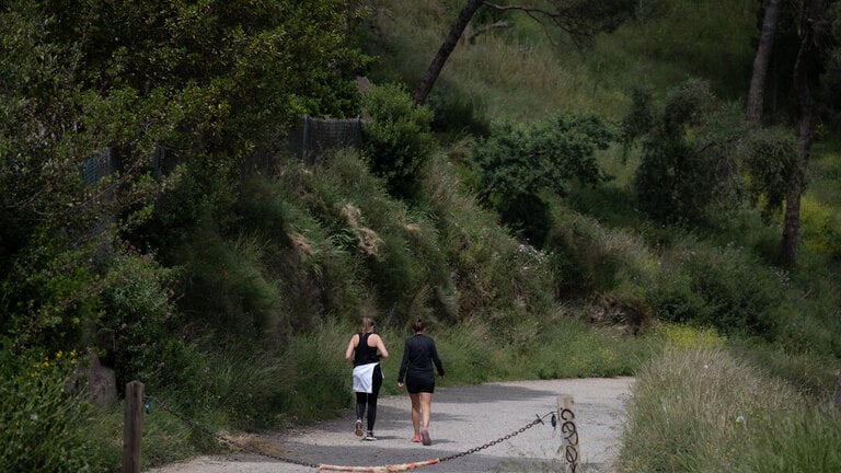Dos personas pasean, en el Parc Natural de la Serra de Collserola, en Barcelona. (Foto: David Zorrakino / Europa Press)