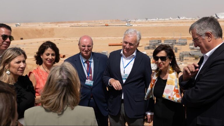 La ministra, los consejeros y la alcaldesa de Teruel han visitado las instalaciones del Aeropuerto de Teruel. Imagen: Fabian Simon, Gobierno de Arag&oacute;n.