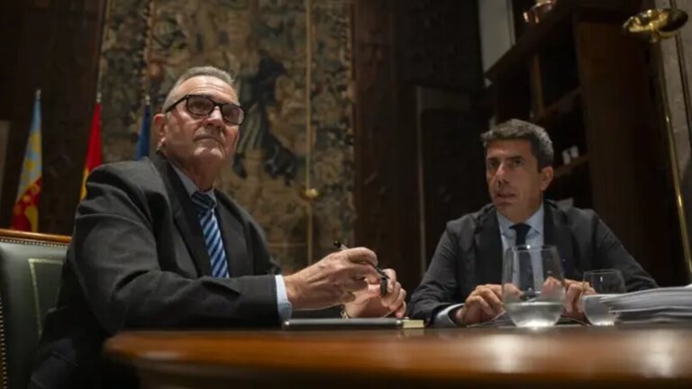 El 'president' de la Generalitat, Carlos Maz&oacute;n y el vicepresidente segundo y conseller para la Recuperaci&oacute;n Econ&oacute;mica y Social, Francisco Jos&eacute; Gan Pampols. Jorge Gil. Europa Press. Archivo