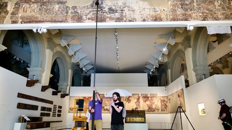 T&eacute;cnicos del Gobierno de Arag&oacute;n estudian las pinturas murales de Sijena en el MNAC para preparar su traslado al monasterio de Santa Mar&iacute;a de Sijena. (Foto: Fabi&aacute;n Sim&oacute;n / Europa Press)