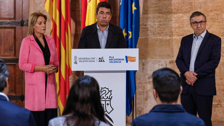 El presidente de la Generalitat valenciana, Carlos Maz&oacute;n (c), durante una rueda de prensa, en el Palau de la Generalitat, a 14 de octubre de 2025, en Valencia. (Foto: Rober Solsona / Europa Press)