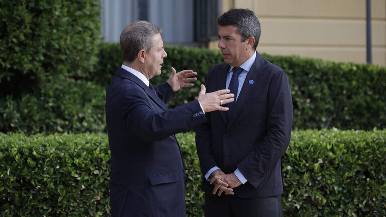 El presidente de la Junta de Castilla-La Mancha, Emiliano Garc&iacute;a-Page, y el presidente de la Generalitat Valenciana, Carlos Maz&oacute;n, durante la XXVIII Conferencia de Presidentes, en Palau de Pedralbes de Barcelona, a 6 de junio de 2025. (Foto:  Kike Rinc&oacute;n / Europa Press)