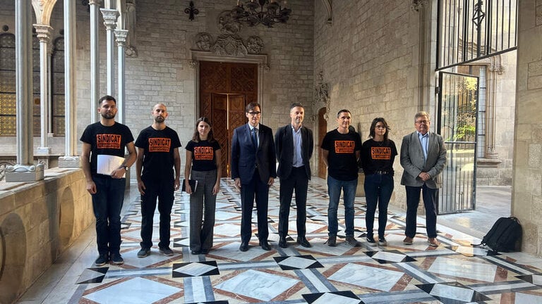 El presidente de la Generalitat, Salvador Illa, con representantes del Sindicat de Llogateres. (Foto: Sindicat de Llogateres)