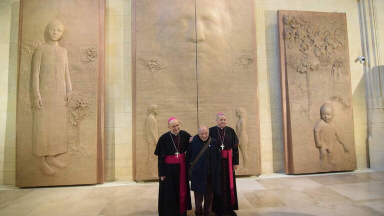 Antonio L&oacute;pez, Mons. Mario Iceta y Mons. El arzobispo em&eacute;rito de Burgos, Mons. Fidel Herr&aacute;ez en la inauguraci&oacute;n de las nuevas puertas de la Catedral de Burgos.
