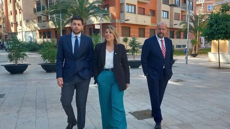 La alcaldesa de Cartagena, Noelia Arroyo, el concejal de Educaci&oacute;n y Hacienda, Nacho J&aacute;udenes, y el edil de Presidencia, Urbanismo e Infraestructuras, a su llegada al III Foro de Municipalismo. Europa Press.
