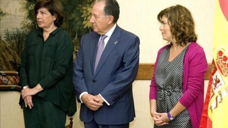 Beatriz M&eacute;ndez de Vigo (a la izquierda) el d&iacute;a de su toma de posesi&oacute;n como 'n&uacute;mero 2' del Centro Nacional de Inteligencia.
