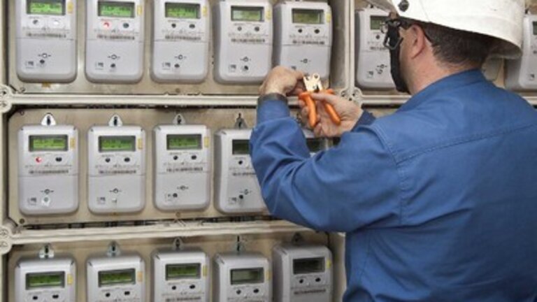 Instalaci&oacute;n de un contador inteligente de la luz.