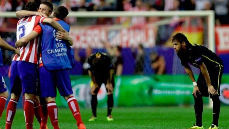 Los jugadores del Atl&eacute;tico celebran el pase a semifinales tras vencer al Bar&ccedil;a.