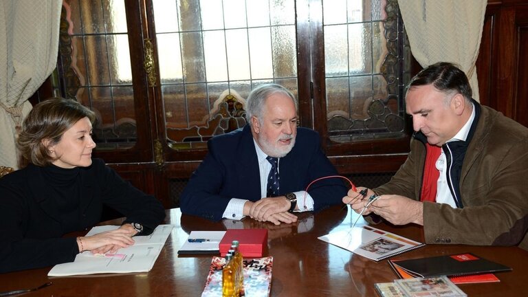 Isabel Garc&iacute;a Tejerina, con Miguel Arias Ca&ntilde;ete en una reuni&oacute;n en el Ministerio de Agricultura.