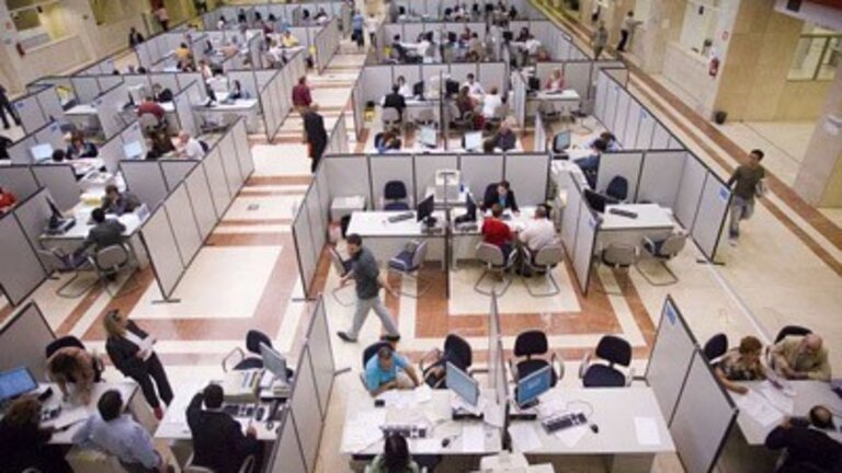 Funcionarios, en sus puestos de trabajo.