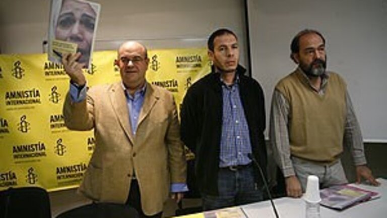Lahcen Ikasrrien (centro) durante un acto de Anmist&iacute;a Internacional.