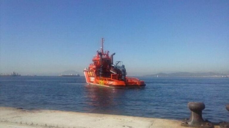 Carguero espa&ntilde;ol que ha interceptado el bloque de hormig&oacute;n reflotado por Denaes.