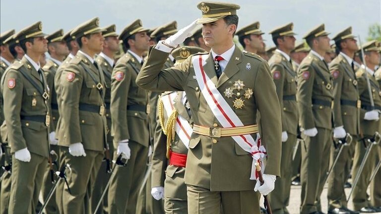 El rey en la academia de suboficiales.