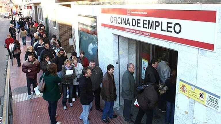 Cola del paro en una oficina del INEM