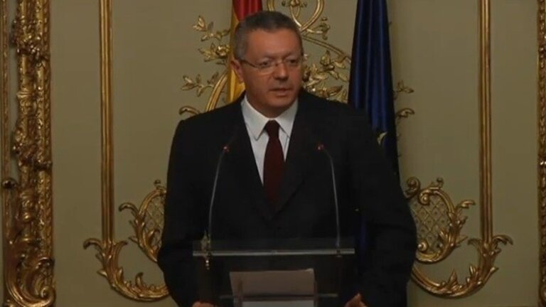 Alberto Ruiz Gallard&oacute;n anunciando su marcha.