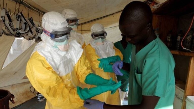 Medicos occidentales tratando a pacientes con &Eacute;bola en &Aacute;frica.