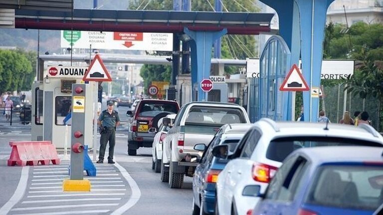 Un agente de la Guardia Civil en la Verja de Gibraltar.