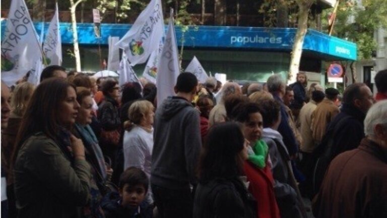 Manifestantes contra el aborto en la sede del PP.