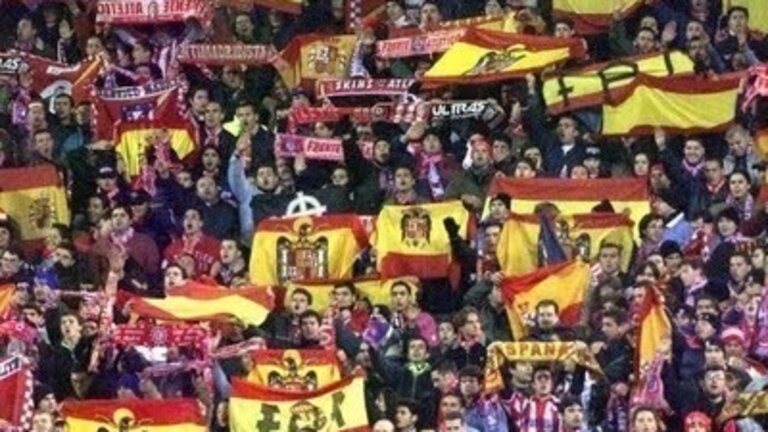 Banderas con simbolog&iacute;a de extrema derecha en la zona del Frente Atl&eacute;tico.