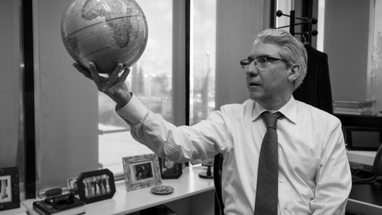 Casimiro Garc&iacute;a-Abadillo sosteniendo un globo terr&aacute;queo. 