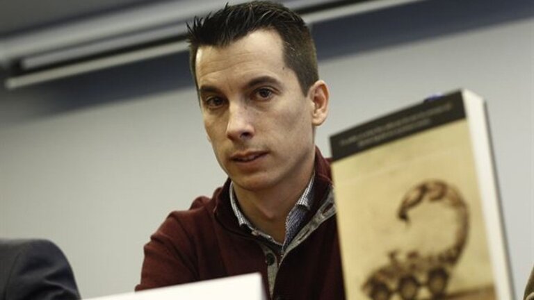 El teniente Segura durante la presentaci&oacute;n de su libro.
