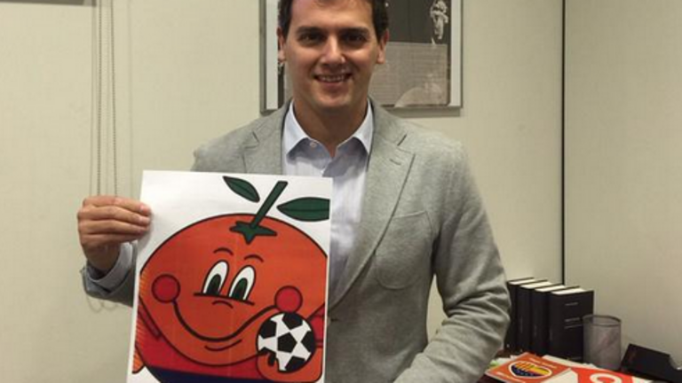 Albert Rivera contesta a las palabras de Rafael Hernando con una foto suya con la mascota.